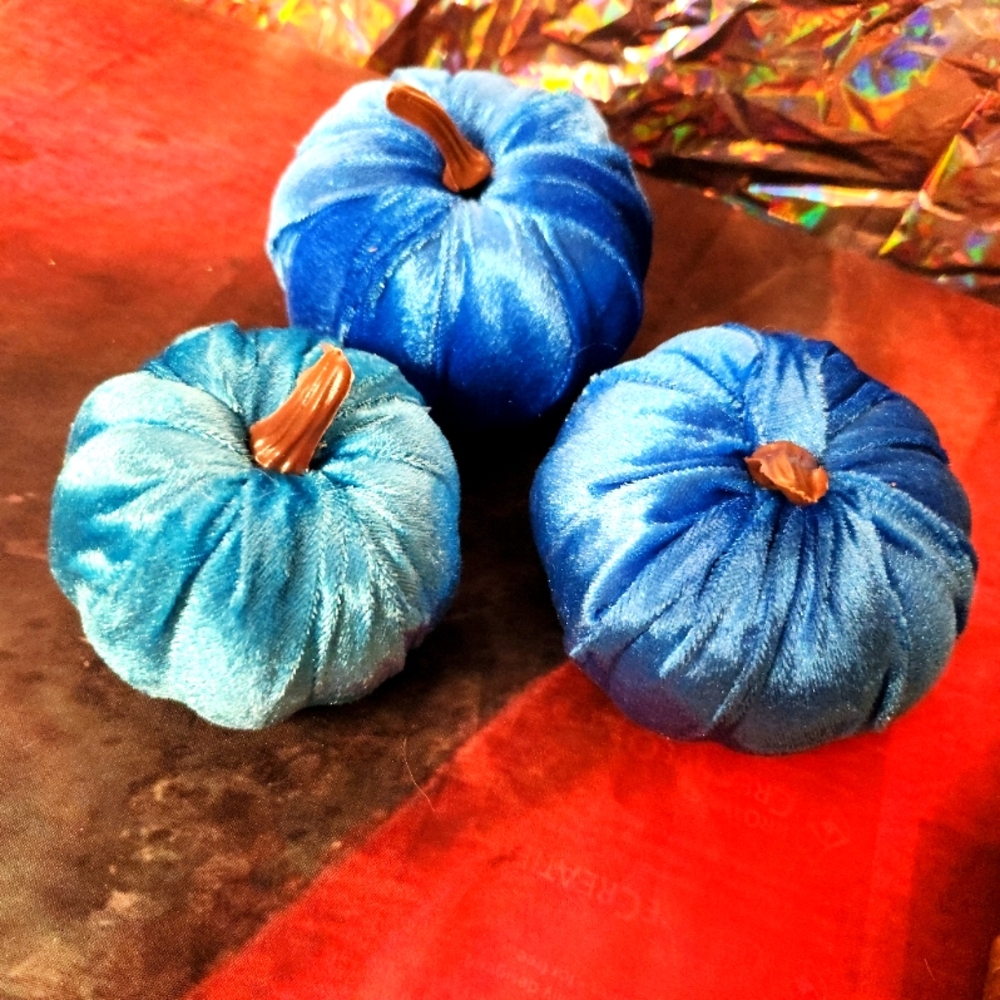 Set of three decorative pumpkins, blue